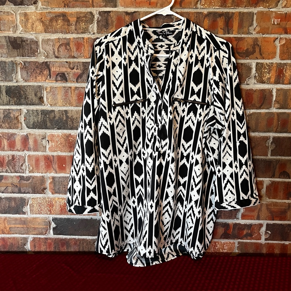 Time to Bloom Women’s black and white aztec print blouse with zip pocket Size:1X